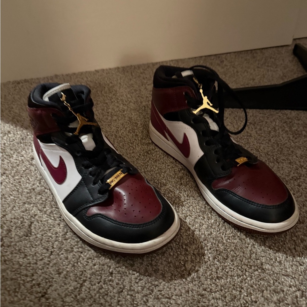Air Jordan 1 Mid SE ‘Gold Pendants’